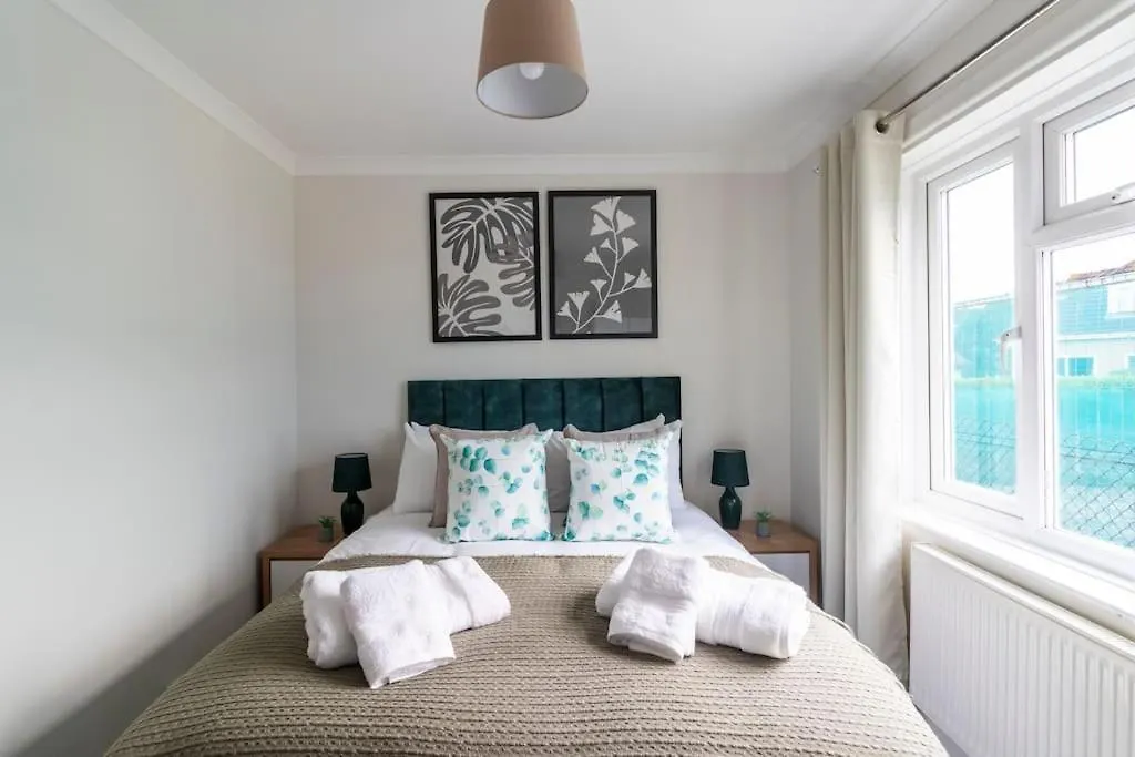 Spacious Sea View 2 Bedroom Sleeps 6-Free Parking Bournemouth