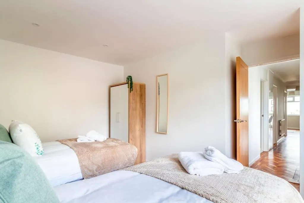 Spacious Sea View 2 Bedroom Sleeps 6-Free Parking Bournemouth